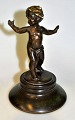 Dansk kunstner (20. årh.) En nøgen lille dreng. Bronze. Foden er udfyldt. H.: 17 cm. Dia. fod: ...