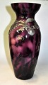Jugend vase i 
hvidt opaline 
glas med violet 
overfand, ca. 
1900. 
Dekoration i 
form af grene 
og ...