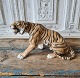 B&G figur - 
snerrende tiger 

No. 1712, 1. 
sortering
Højde 18 cm. 
Længde 30 cm.
Design: ...