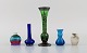 Fem miniature 
vaser i 
kunstglas. 
1900-tallet.
Største måler: 
15 x 5,5 cm.
I flot stand.
