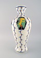 Boch Freres 
Keramis, 
Belgien. Stor 
art deco vase i 
glaseret 
keramik med 
håndmalede 
fugle. ...