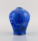 Eli Keller 
(f.1942), 
Sverige. Unika 
vase i glaseret 
stentøj. Smuk 
krystalglasur i 
blå nuancer. 
...