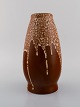 Leon Pointu (1879-1942), Frankrig. Stor art deco vase i glaseret stentøj. Smuk 
cremefarvet løbeglasur på rødbrun baggrund. 1930