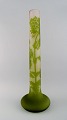Gigantisk Emile 
Gallé vase i 
matteret 
kunstglas med 
grønt overfang 
udskåret med 
motiver i form 
...
