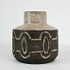 Keramik vase i mørke nuancer af Løvemose Keramik fra 1960erne.
5000m2 udstilling.
