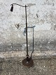 Standerlampe i patineret messing og træ. 110 til 160 cm høj.
