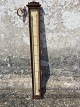 Stavbarometer 
med 
kviksølvsøjle 
og termometer i 
trækasse. Højde 
100 cm. Pæn 
stand. 
Utydeligt ...