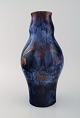 Royal Doulton, 
England. Stor 
unika vase i 
glaseret 
keramik. Smuk 
glasur i blå 
nuancer med ...