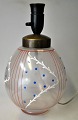 Kugleformet art 
deco bordlampe 
i 
emeljedekoreret 
glas, 
1930'erne. 
Dekoration i 
hvidt, rødt og 
...