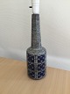 Michael 
Andersen 
Keramik, 
Bornholm:
Bordlampe.
Grå krakelé 
glasur med blå 
kubistisk ...