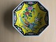 Japansk 
porcelæn (20 
årh):
Bordskål med 8 
kantet korpus.
Dekoreret med 
gul fond med 
fugl og ...