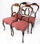 Sæt af fire spisestuestole af mahogni og polstret med rødt stof fra 1860erne. Stolene er i flot ...