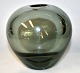 Holmegård rund 
glasvase, 1957, 
Danmark. 
Røgfarvet glas. 
Signeret. H.: 
12 cm. Dia: 13 
cm. Design: ...