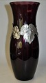 Stor art 
nouveau vase i 
violet glas med 
tinmontering, 
ca. 1920. 
Danmark. Optisk 
drevet. H.: 
32,5 ...
