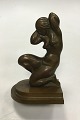 Bronzefigur/Bogstøtte af knælende kvinde. Fremstillet af Tinos Danmark. Måler 19 cm(7 31/64 in.) ...