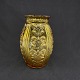 Højde 20 cm.
Sjælden 
gyldengul 
presseglasvase 
fra Holmegaard 
Glasværk.
Vasen er ...