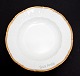 Bing & 
Grøndahl, 
Offenbach, 
hvidt porcelæn 
med knækkede 
kanter og guld. 
Dyb 
middagstallerken.
 ...