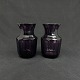 Højde 12,5 cm.
Flotte 
facetslebne 
vaser i dyb 
lilla mangan 
farve, fra 
1930'erne.
De er ...