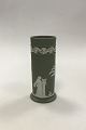 Wedgewood 
Cylindrisk vase 
dekoreret med 
lyrespillende 
gudinder. Måler 
16,5 cm(6 1/2 
in.)