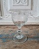 1800 tals 
vinglas 
Holmegaard 
Glasværk.
Vinglas på 
stilk med knap, 
dekoreret med 
matslebet ...