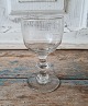 1800 tals 
vinglas på 
stilk med knap, 
kummen er 
bemalet med 
meget tynd hvid 
emalje 
dekoration i 
...
