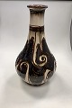 Stor Kahler 
Keramik vase i 
Kohornsglasur 
46cm.
Måler 46cm / 
18.11"
Standen er 
meget fin.. ...