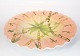 Stor 
middagstallerken 
i lyse farver 
af italiensk 
porcelæn. 
7.5 x 47.5 cm.
