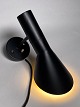 Arne Jacobsen væglampe, sort lakeret med afbryder i messing. Nummer 33080. Tidlig model, udført ...
