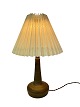 Bordlampe af 
keramik i brune 
farver af 
Herman A. 
Kähler. Lampen 
er med papir 
skærm og er i 
flot ...