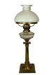 Petroleumslampe 
af messing med 
skærm af hvid 
opal skærm fra 
omkring 1860. 
Lampen er i 
flot antik ...