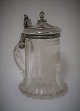 Ølkrus. Glaskrus med sølvlåg. Højde 18 cm. Med ingravering fra 1859. Med 
frimurer tegn.