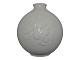 Royal Copenhagen blanc de chine porcelæn, hvid vase med personer.Dekorationsnummer ...