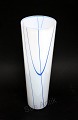 Woodlands, Hvid 
vase med blå 
striber, højde 
32, 5 cm. 
diameter 10,5 
cm. designet af 
Anna Ehmer ...