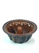 Keramik 
buddingeform i 
brune farver 
fra omkring 
1930erne. 
Formen er i 
flot antik 
stand. 
H - ...