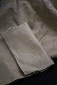 Smukke gamle franske champagne farvet damask vævet linned servietter + dug med monogram og ...