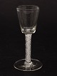 Snapse glas 
13,3 cm. stilk 
med opalglas 
tråde 19.årh. 
emne nr. 474414