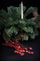 Gamle lysholder til juletræet i metal , rød malet med et hjerte i bunden.
Længde: 14,5cm. 
19 stk.