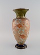 Stor Doulton 
Lambeth vase i 
lertøj med 
håndmalede 
blomster og 
gulddekoration. 
Tidligt ...