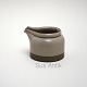 Bing & Grøndahl 
stoneware, 
Peru, 
Flødekande. 
Højde 6,5 cm. 
Længde 10 cm. 
Nr. 303. Pris: 
75 kr. ...