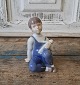 B&G Figur, 
Dreng med dukke 

No. 2400, 1. 
sortering
Højde 11,5 cm.
Design: Claire 
Weiss