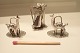 3 små 
sydamerikanske 
bordkortholdere 
i sølv. I pæn 
stand.
2  med lamaer 
som dekoration. 
Vægt: ...