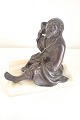 Japansk figur af bronze: En siddende klog mand med skål. Figuren er skruet (nyere møtrik)  på  ...