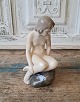 Royal 
Copenhagen 
figur - Nøgen 
pige på sten 
No. 4027, 1. 
sortering
Højde 14,5 cm.
Design: ...