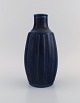 Wilhelm Kåge 
(1889-1960) for 
Gustavsberg. 
Vase i glaseret 
stentøj. Smuk 
glasur i 
mørkeblå ...
