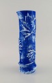 Europæisk 
studiokeramiker.
 Cylindrisk 
vase i glaseret 
keramik 
dekoreret med 
ahornblade. 
Smuk ...