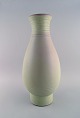 Bo fajans, 
Sverige. Stor 
vase i glaseret 
keramik. Rillet 
design, 
1960'erne. 
Måler: 46,5 x 
21 ...