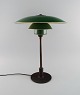Poul Henningsen (1894-1967). PH 3½-2 bordlampe med fatningshus af messing / 
metal, trådbensstel monteret m/ skærmsæt af grønbemalet zink. 1940