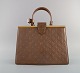 Louis Vuitton. 
Light chocolate 
håndtaske med 
monogrammer. 
Ca. 2000.
Måler: 35,5 x 
13 ...
