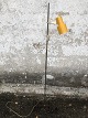 Standerlampe med regulerbar højde, max højde 142 cm. Brugsspor, gulnet plastic.