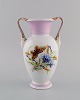 Antik Bing & 
Grøndahl 
porcelænsvase 
med håndmalede 
sommerfugle og 
blomster. Hanke 
modeleret som 
...